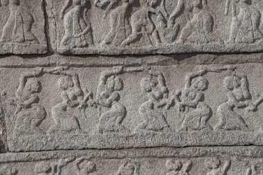 Taş Tapınak Hampi duvarlara bas-reliefs. Oyma taş antik arka plan. Taştan oyulmuş resimler. UNESCO dünya mirası. Karnataka, Hindistan. Gri arka plan. Kraliyet muhafaza.