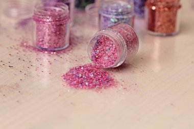 Pembe pullu bir kutu çivi tasarımı için. Kavanozlarda parıltı. Folyo tırnak hizmet için. Fotoğraf kümesi. Köpüklü güzellik ışıltı, glitter.