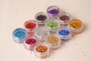 Çok renkli pullu bir kutu çivi tasarımı için. Kavanozlarda parıltı. Folyo tırnak hizmet için. Fotoğraf kümesi. Köpüklü güzellik ışıltı, glitter.