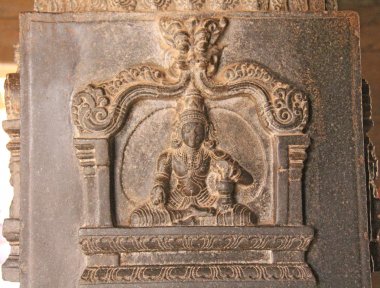 Taş Tapınak Hampi duvarlara bas-reliefs. Oyma taş antik arka plan. Taştan oyulmuş resimler. UNESCO dünya mirası. Karnataka, Hindistan. Taş arka plan. Siyah bazalt.