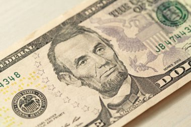 Beş dolar bir not ile. 5 dolar.
