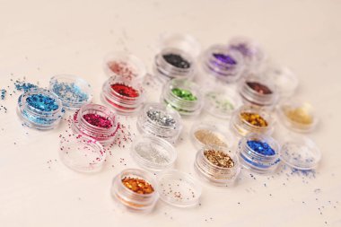 Çok renkli pullu bir kutu çivi tasarımı için. Kavanozlarda parıltı. Folyo tırnak hizmet için. Fotoğraf kümesi. Köpüklü güzellik ışıltı, glitter.