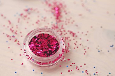 Pembe pullu bir kutu çivi tasarımı için. Kavanozlarda parıltı. Folyo tırnak hizmet için. Fotoğraf kümesi. Köpüklü güzellik ışıltı, glitter.