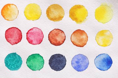 Suluboya parlak renkli daireler. Kağıt arka plan. Arka plan dekorasyon ve tasarım için. Daireler suluboya kökenli. Yeşil, kırmızı, sarı, mavi, sarı konfeti.