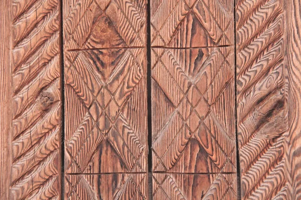 木质几何饰品 雕刻木兵马俑和棕色的背景 — 图库照片