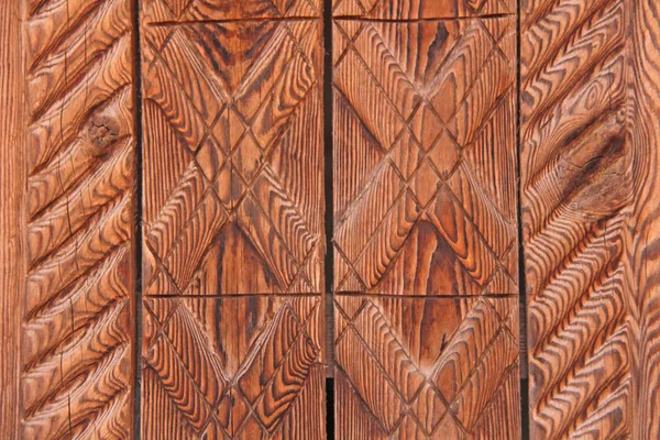 木质几何饰品 雕刻木兵马俑和棕色的背景 — 图库照片