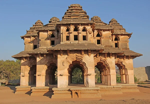 Hampi Karnataka 로터스 Mahal 아치와 상태에서 경로입니다 — 스톡 사진