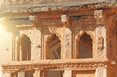 Hampi, Karnataka eyalet, Hindistan Kraliçe banyoları. Oyma taş antik arka plan. UNESCO dünya mirası. Oyma balkon.