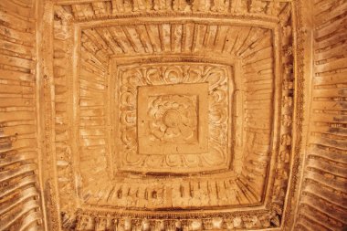 Hampi, Karnataka eyalet, Hindistan Kraliçe banyoları. Oyma taş antik arka plan. UNESCO dünya mirası. Tavanda geometrik kare oyma desenleri.