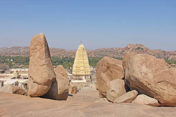 在亨比的大石头巨石。Hemakuta 山和 Virupaksha Temle。卡纳卡, 印度. — 图库照片