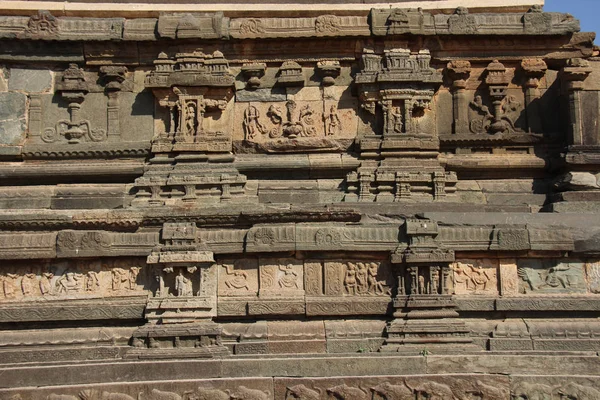 Baixo-relevos de pedra nas paredes em Templos Hampi. Esculpir pedra fundo antigo. Figuras esculpidas feitas de pedra. Património Mundial da Unesco. Karnataka, Índia. Cerco real . — Fotografia de Stock