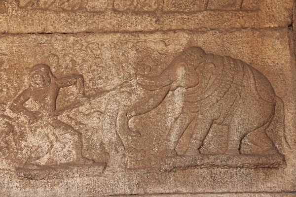 Baixo-relevos de pedra nas paredes em Templos Hampi. Esculpir pedra fundo antigo. Figuras esculpidas feitas de pedra. Património Mundial da Unesco. Karnataka, Índia. Cerco real . — Fotografia de Stock