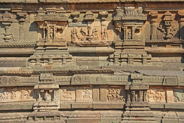 Bajorrelieves de piedra en las paredes de Templos Hampi. Tallar piedra fondo antiguo. Figuras talladas en piedra. Unesco Patrimonio de la Humanidad. Karnataka, India. Recinto real . — Foto de Stock