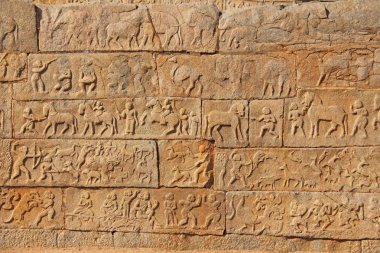 Taş Tapınak Hampi duvarlara bas-reliefs. Oyma taş antik arka plan. Taştan oyulmuş resimler. UNESCO dünya mirası. Karnataka, Hindistan. Bej renkli arka plan. Kraliyet muhafaza.