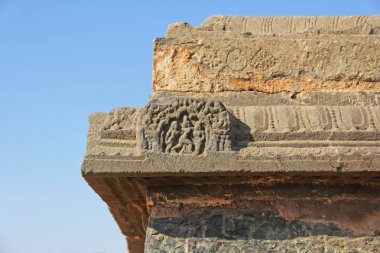 Taş Tapınak Hampi duvarlara bas-reliefs. Oyma taş antik arka plan. Taştan oyulmuş resimler. UNESCO dünya mirası. Karnataka, Hindistan. Taş arka plan. Kraliyet muhafaza.