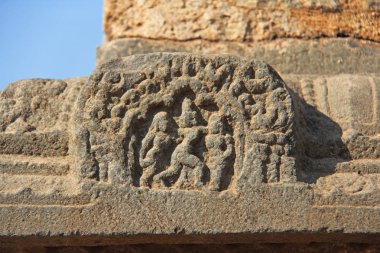 Taş Tapınak Hampi duvarlara bas-reliefs. Oyma taş antik arka plan. Taştan oyulmuş resimler. UNESCO dünya mirası. Karnataka, Hindistan. Taş arka plan. Kraliyet muhafaza.