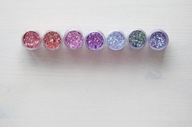 Çok renkli pullu bir kutu çivi tasarımı için. Kavanozlarda parıltı. Folyo tırnak hizmet için. Fotoğraf kümesi. Köpüklü güzellik ışıltı, glitter.