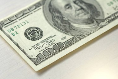 Yüz dolar bir not ile. 100 dolar