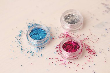 Çok renkli pullu bir kutu çivi tasarımı için. Kavanozlarda parıltı. Folyo tırnak hizmet için. Fotoğraf kümesi. Köpüklü güzellik ışıltı, glitter.