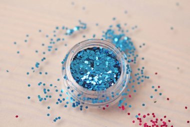 Mavi pullu bir kutu çivi tasarımı için. Kavanozlarda parıltı. Folyo tırnak hizmet için. Fotoğraf kümesi. Köpüklü güzellik ışıltı, glitter.