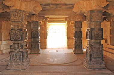 Dekoratif sütunlar siyah bazalt mandappa veya Hall dan. Hazara Rama tapınak Hampi, İstanbul. Taş oyma antik. Hint Tanrı kısma. Bir desen taş oyma sütunlarla.  