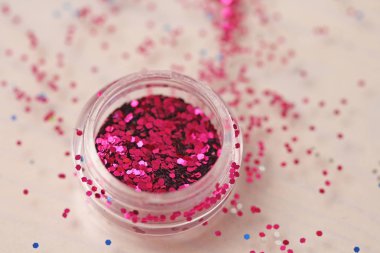 Pembe pullu bir kutu çivi tasarımı için. Kavanozlarda parıltı. Folyo tırnak hizmet için. Fotoğraf kümesi. Köpüklü güzellik ışıltı, glitter.