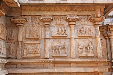 Ayrıntılar Hazara Rama tapınağın dış duvardaki oyma. Hampi, İstanbul, Unesco. Hint Tanrı oyma taş.