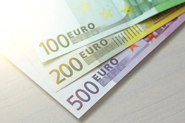 Euro. Papierowe banknoty euro z różnych wyznań - 100, 200 i 500 Euro. — Zdjęcie stockowe