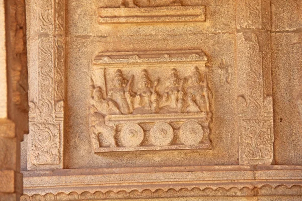 Bajorrelieves de piedra en la columna de Templos Hampi. Tallar piedra fondo antiguo. Figuras talladas en piedra. Unesco Patrimonio de la Humanidad. Karnataka, India. Fondo de piedra . — Foto de Stock