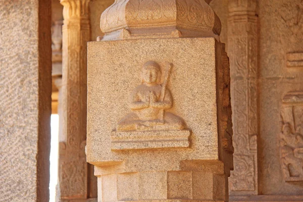 Stone bas-reliëfs op de kolom in tempels Hampi. Snijwerk de steen oude achtergrond. Gesneden figuren gemaakt van steen. UNESCO World Heritage Site. Karnataka, India. Stone achtergrond. — Stockfoto