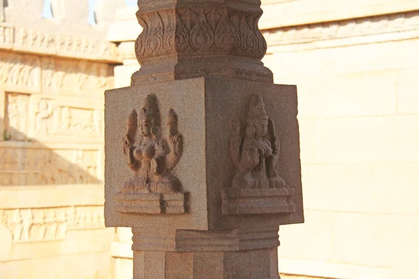 Stone bas-reliëfs op de kolom in Hazara Rama tempels Hampi. Snijwerk de steen oude achtergrond. Gesneden figuren gemaakt van steen. UNESCO World Heritage Site. Karnataka, India. Stone achtergrond. Vishnu. — Stockfoto