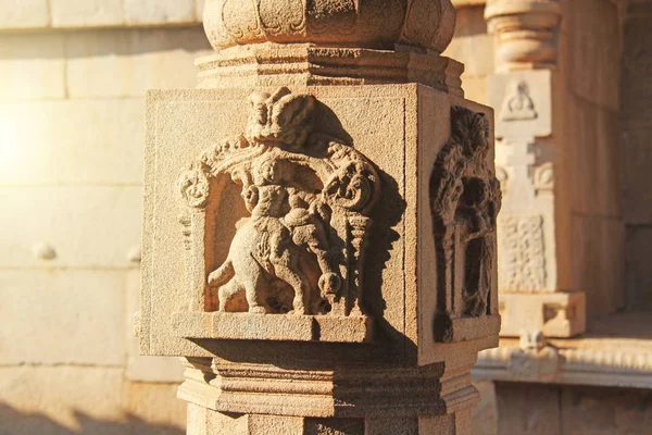 ハザラ人ラマ寺院ハンピの列に石のレリーフ。彫刻石古代背景。石で作られた彫刻が施された図。ユネスコ世界遺産。カルナータカ州、インド。石の背景. — ストック写真