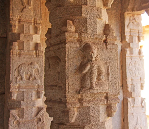 Bajorrelieves de piedra en la columna de Hazara Rama Temples Hampi. Tallar piedra fondo antiguo. Figuras talladas en piedra. Unesco Patrimonio de la Humanidad. Karnataka, India. Fondo de piedra. Buda . —  Fotos de Stock