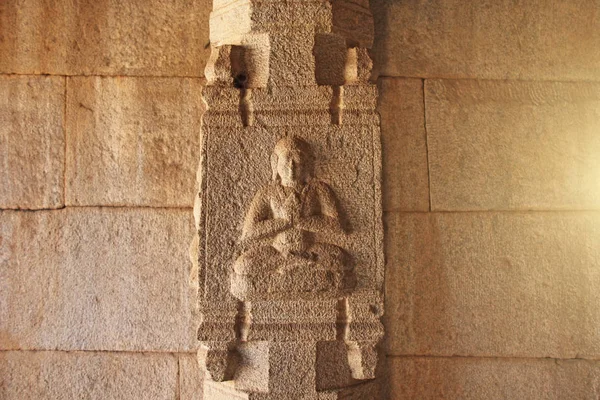 Stone płaskorzeźby na kolumnie w Hazara Rama świątynie Hampi. Rzeźba kamień antyczny tła. Rzeźbione figury wykonane z kamienia. Światowego dziedzictwa UNESCO. Karnataka, Indie. Budda, Krishna. — Zdjęcie stockowe