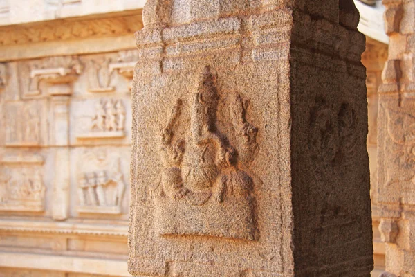 Bajorrelieves de piedra en la columna de Hazara Rama Temples Hampi. Tallar piedra fondo antiguo. Figuras talladas en piedra. Unesco Patrimonio de la Humanidad. Karnataka, India. Krishna, Vishnu, Ganesha . — Foto de Stock