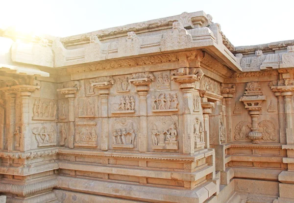 ハザラ人ラマ寺院の外側の壁の彫刻の詳細。ハンピ、カルナタカ州、ユネスコ。インドの神の彫刻石. — ストック写真