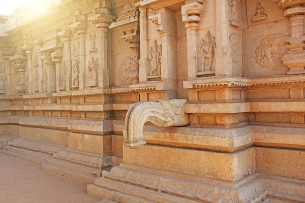 Esculpir detalhes na parede exterior do Templo Hazara Rama. Hampi, Karnataka, UNESCO. Deus indiano esculpir pedra . — Fotografia de Stock