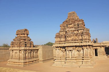 Hazara Rama Hampi, Karnataka, Hindistan tapınakta. UNESCO dünya mirası. Oyma taş antik arka plan. Taştan oyulmuş resimler.