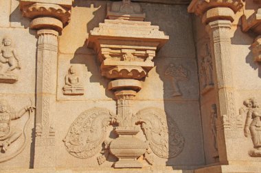Ayrıntılar Hazara Rama tapınağın dış duvardaki oyma. Hampi, İstanbul, Unesco. Hint Tanrı oyma taş.