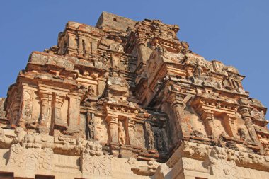 Hazara Rama Hampi, Karnataka, Hindistan tapınakta. UNESCO dünya mirası. Oyma taş antik arka plan. Kırmızı tuğla pişmiş toprak parçası. Antik antika arka plan bej.