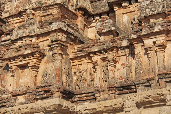 Hazara Rama Temple em Hampi, Karnataka, Índia. Património Mundial da Unesco. Esculpir pedra fundo antigo. Fragmento de tijolo vermelho terracota. Bege antigo fundo antigo . — Fotografia de Stock