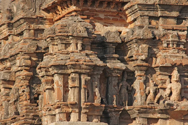 Χαζάρα Rama ναός στην Hampi, επαρχεία Karnataka της Ινδίας. Μνημείο παγκόσμιας κληρονομιάς της UNESCO. Σκάλισμα πέτρα αρχαίας φόντο. Θραύσμα από κόκκινο τούβλο από τερακότα. Μπεζ φόντο αρχαία αντίκες. — Φωτογραφία Αρχείου