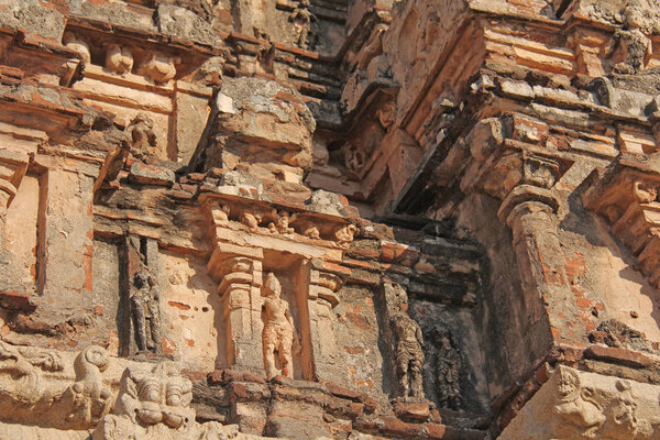 Храм Хазара Рама в Хампи, Карнатака, Индия. Объект Всемирного наследия ЮНЕСКО. Резьба по камню древнего фона. Фрагмент террасы из красного кирпича. Древний бежевый фон
.