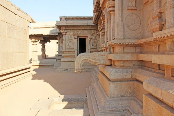 Σκάλισμα λεπτομέρειες στον εξωτερικό τοίχο του ναού Rama Χαζάρα. Hampi, Καρνατάκα, Unesco. Ο Ινδός Θεός γλυπτική πέτρα. — Φωτογραφία Αρχείου