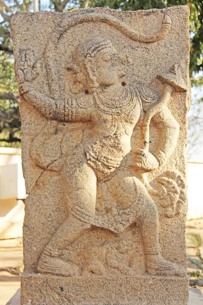 Bajorrelieves de piedra en la columna de Hazara Rama Temples Hampi. Tallar piedra fondo antiguo. Figuras talladas en piedra. Unesco Patrimonio de la Humanidad. Karnataka, India. Durgi, Anjanaya, Devi. Escultura de piedra . — Foto de Stock