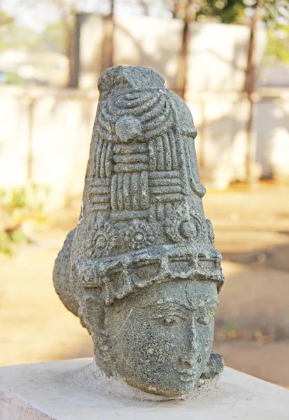 女性は、インドのハンピで野外博物館の古代彫像の頭部。インドの神々。石彫刻. — ストック写真