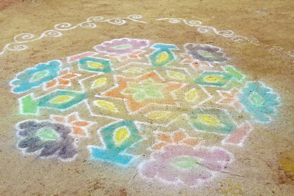 A colored mandala is painted on sand or on the ground. India, the village of Hampi. — Stock Photo, Image
