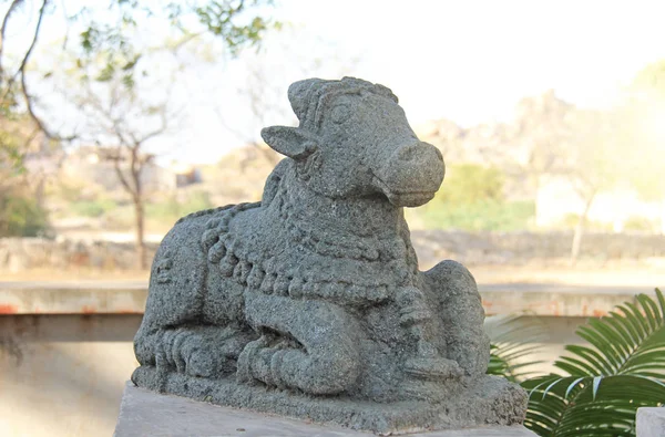 Nandi-Stein liegt im Freilichtmuseum in Hampi, Indien. Steinskulptur. Skulptur aus heiligem Kuhstein. — Stockfoto