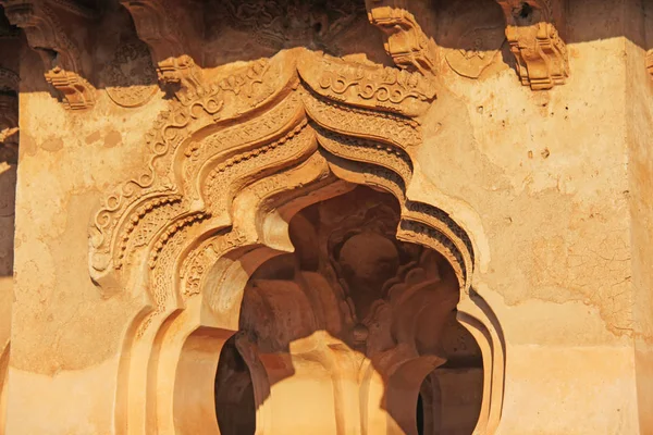 Lotus Temple Mahal w Hampi, Karnataka, Indie. Piękny rzeźbiony kamienny łuk i zachód słońca. Trasę turystyczną ze stanu Goa. Pięknej świątyni hinduskiej. — Zdjęcie stockowe