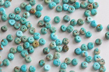 Taş Turkuaz. Doğal Turkuaz Taşı, yuvarlak boncuklar. Turkuaz mineral ham arkaplan